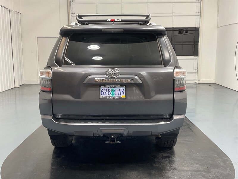 2018 Toyota 4Runner SR5 4X4 / V6 / THIRD ROW SEAT / 39K MILES / 1-OWNER LOCAL - Photo 7 - Gladstone, OR 97027