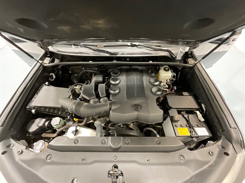 2018 Toyota 4Runner SR5 4X4 / V6 / THIRD ROW SEAT / 39K MILES / 1-OWNER LOCAL - Photo 31 - Gladstone, OR 97027