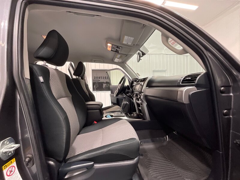 2018 Toyota 4Runner SR5 4X4 / V6 / THIRD ROW SEAT / 39K MILES / 1-OWNER LOCAL - Photo 18 - Gladstone, OR 97027