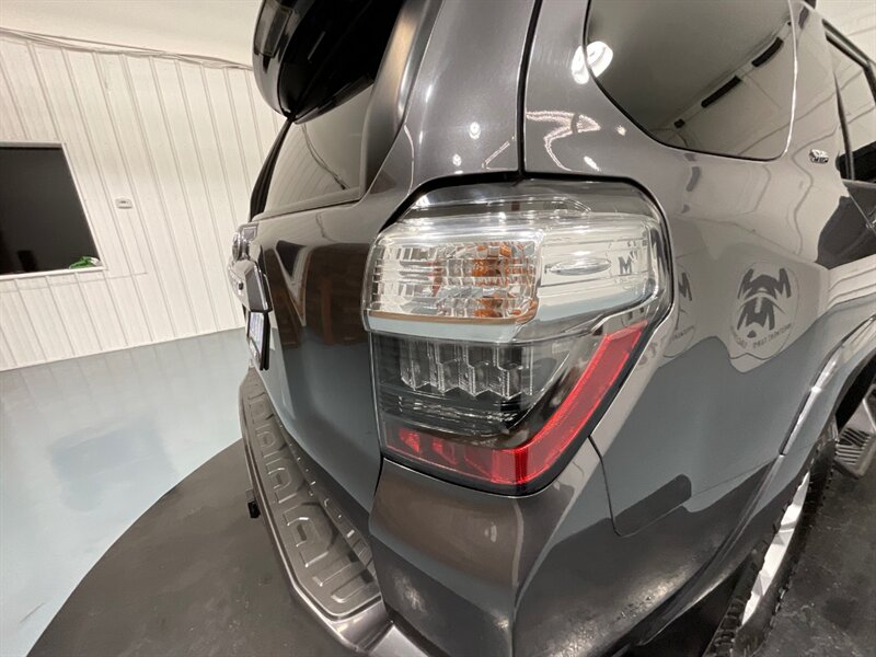 2018 Toyota 4Runner SR5 4X4 / V6 / THIRD ROW SEAT / 39K MILES / 1-OWNER LOCAL - Photo 29 - Gladstone, OR 97027