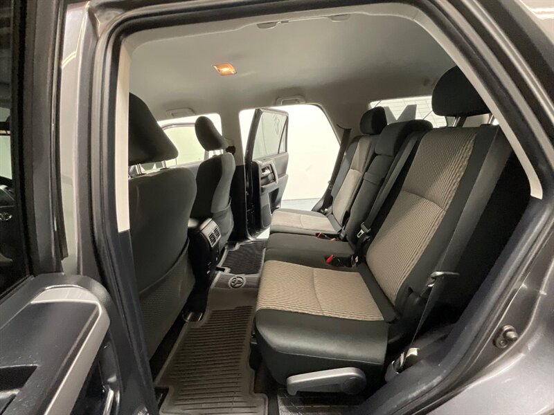 2018 Toyota 4Runner SR5 4X4 / V6 / THIRD ROW SEAT / 39K MILES / 1-OWNER LOCAL - Photo 14 - Gladstone, OR 97027
