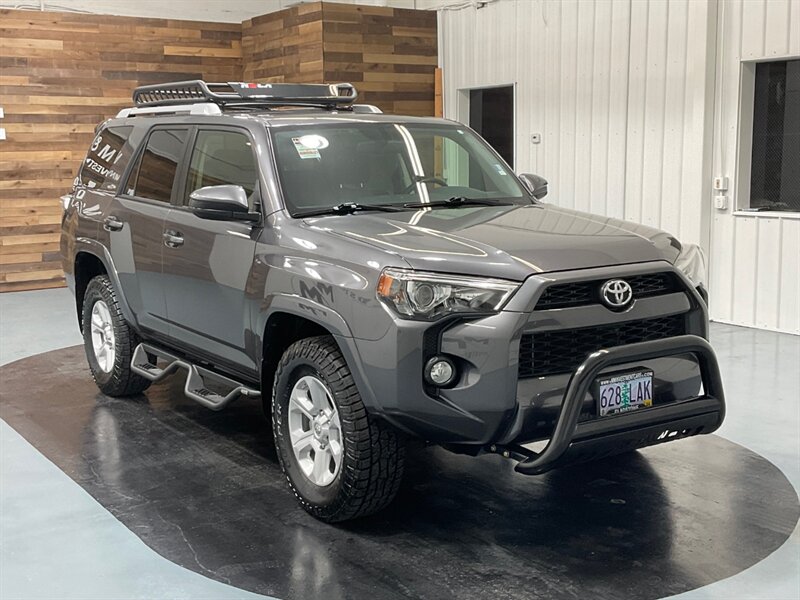 2018 Toyota 4Runner SR5 4X4 / V6 / THIRD ROW SEAT / 39K MILES / 1-OWNER LOCAL - Photo 2 - Gladstone, OR 97027