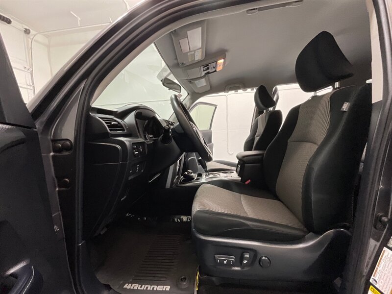 2018 Toyota 4Runner SR5 4X4 / V6 / THIRD ROW SEAT / 39K MILES / 1-OWNER LOCAL - Photo 45 - Gladstone, OR 97027