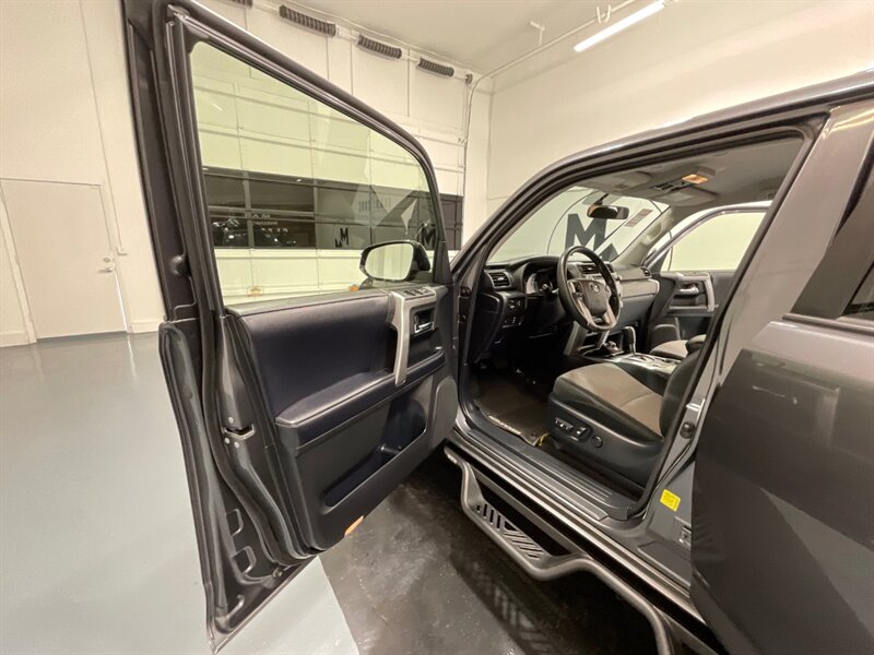 2018 Toyota 4Runner SR5 4X4 / V6 / THIRD ROW SEAT / 39K MILES / 1-OWNER LOCAL - Photo 61 - Gladstone, OR 97027