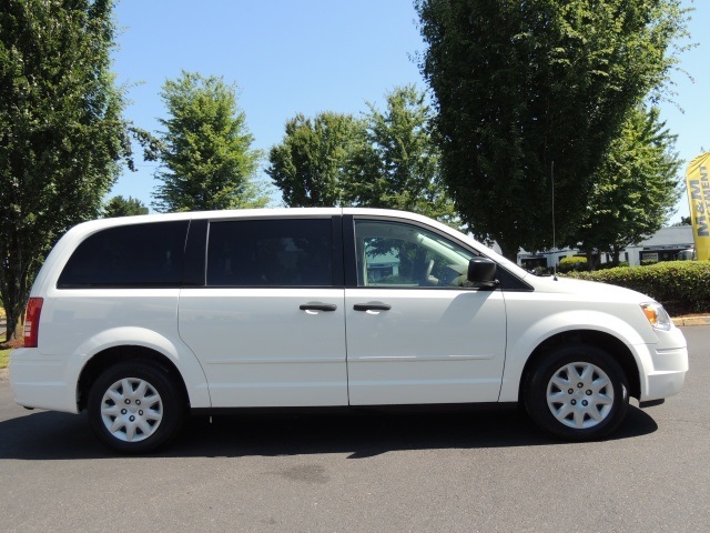 2008 Chrysler Town & Country LX/ Stow & Go Seats / Excel Cond / New Tires   - Photo 4 - Portland, OR 97217