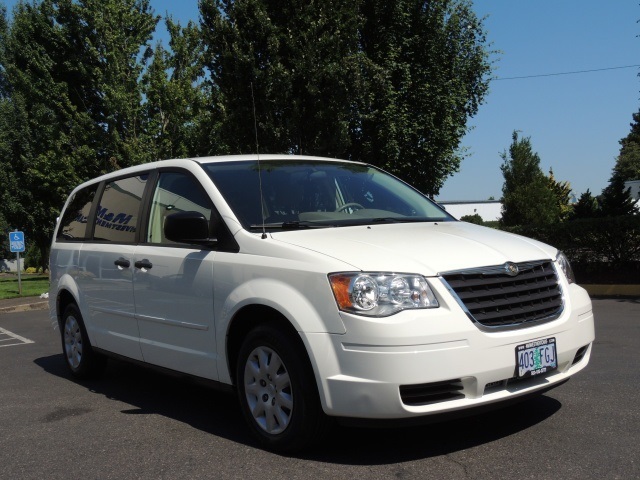 2008 Chrysler Town & Country LX/ Stow & Go Seats / Excel Cond / New Tires   - Photo 2 - Portland, OR 97217