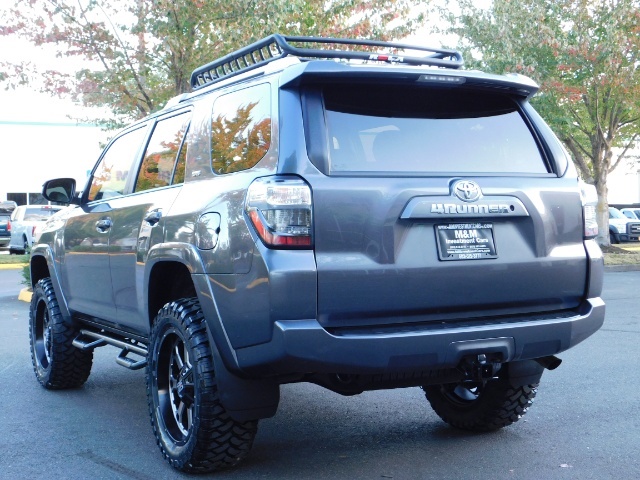 2017 Toyota 4Runner SR5 4x4 / 3rd Seat / LEATHER SEATS / HEATED / LIFT - Photo 8 - Portland, OR 97217