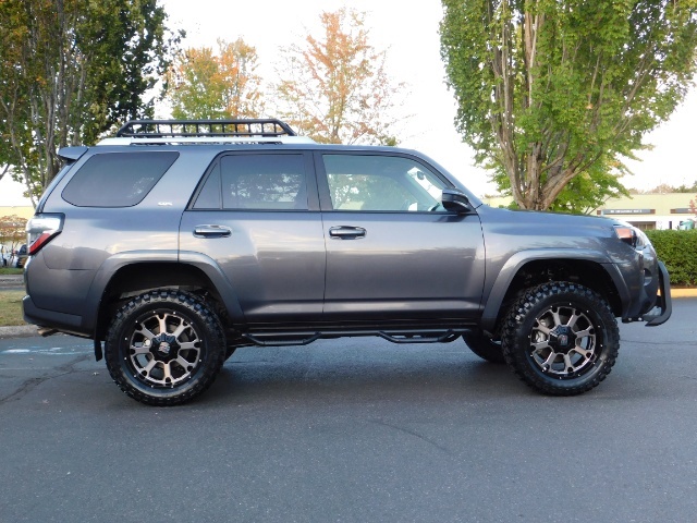 2017 Toyota 4Runner SR5 4x4 / 3rd Seat / LEATHER SEATS / HEATED / LIFT   - Photo 4 - Portland, OR 97217