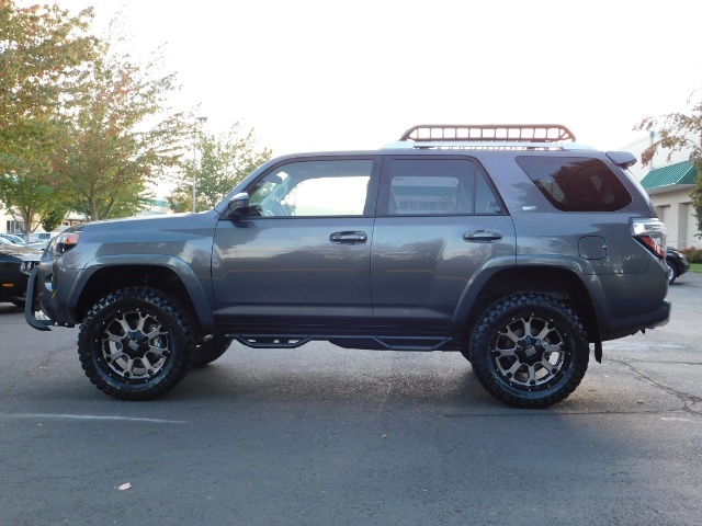 2017 Toyota 4Runner SR5 4x4 / 3rd Seat / LEATHER SEATS / HEATED / LIFT   - Photo 3 - Portland, OR 97217