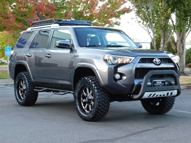 2017 Toyota 4Runner SR5 4x4 / 3rd Seat / LEATHER SEATS / HEATED / LIFT   - Photo 2 - Portland, OR 97217