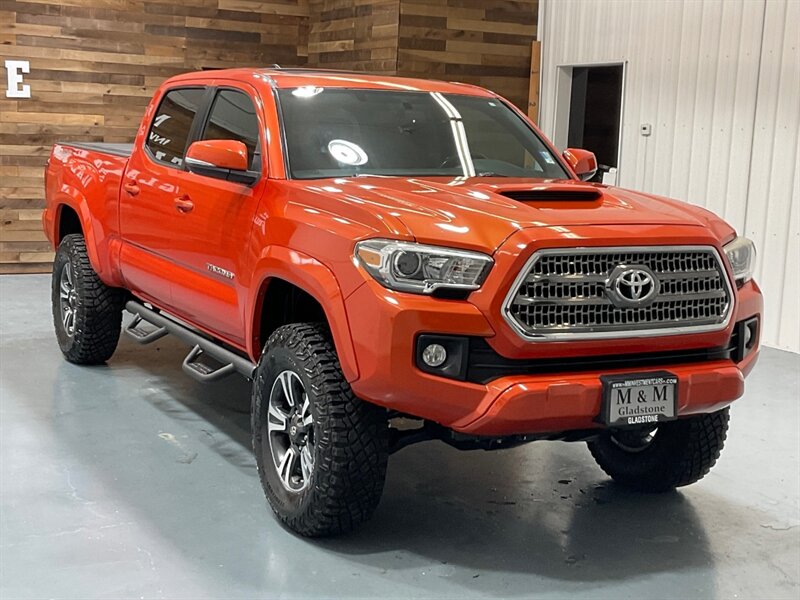 2017 Toyota Tacoma TRD Sport Double Cab 4X4 / V6 / LONG BED/NEW TIRES  / Navigation & Backup Camera / Sunroof / Blind Spot Alert / ZERO RUST