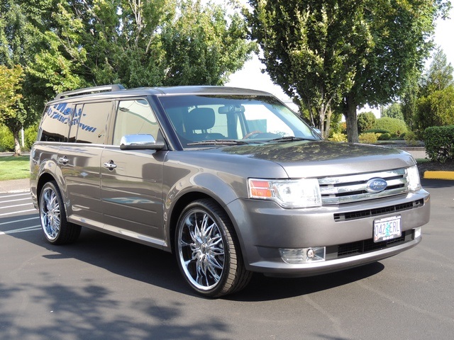 2010 Ford Flex Limited / AWD / Navigation / Rear DVDS / 3RD SEAT   - Photo 2 - Portland, OR 97217