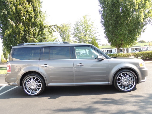 2010 Ford Flex Limited / AWD / Navigation / Rear DVDS / 3RD SEAT   - Photo 4 - Portland, OR 97217