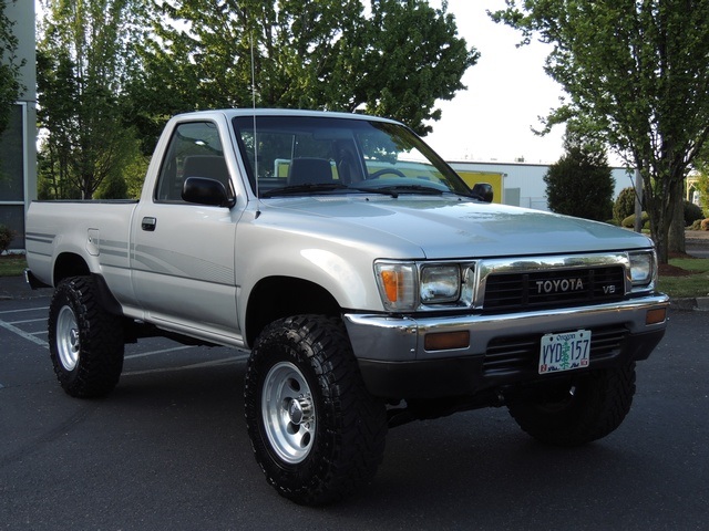 1991 Toyota Pickup Deluxe / 4X4 / 5-Speed / 6Cyl / LIFTED LIFTED   - Photo 2 - Portland, OR 97217