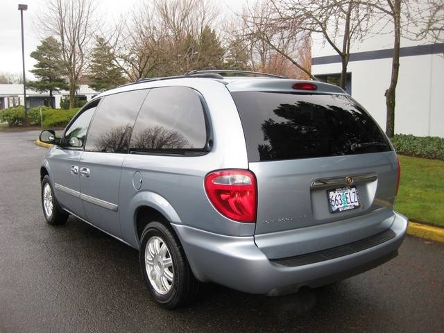 2006 Chrysler Town & Country Touring   - Photo 3 - Portland, OR 97217