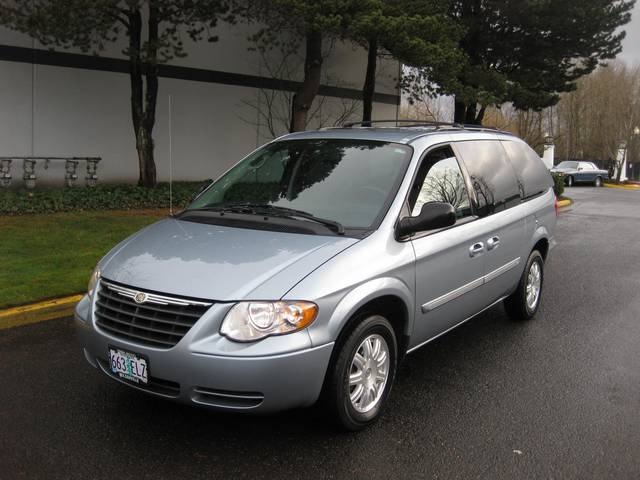 2006 Chrysler Town & Country Touring   - Photo 1 - Portland, OR 97217