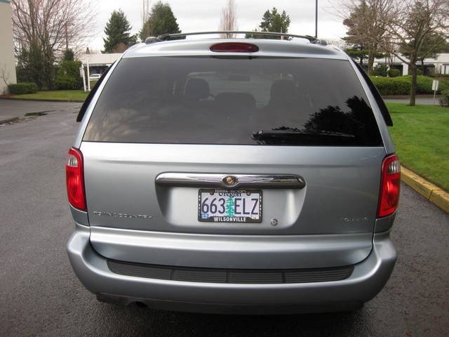 2006 Chrysler Town & Country Touring   - Photo 4 - Portland, OR 97217