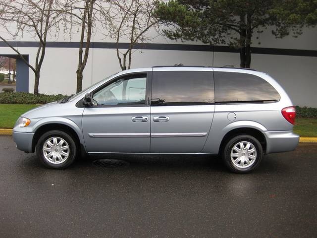 2006 Chrysler Town & Country Touring   - Photo 2 - Portland, OR 97217