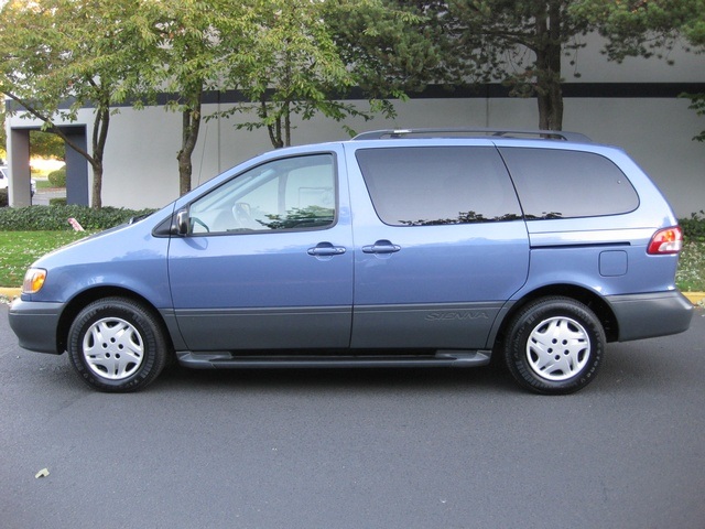 2002 Toyota Sienna LE   - Photo 2 - Portland, OR 97217