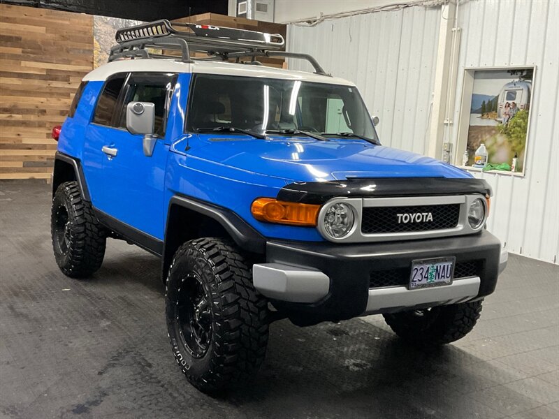 2007 Toyota FJ Cruiser 4X4 / 6-SPEED / LIFTED / Voodoo Blue  LOW MILES / NEW TIRES / RR DIFF LOCKS / RUST FREE / CLEAN SHARP - Photo 2 - Gladstone, OR 97027