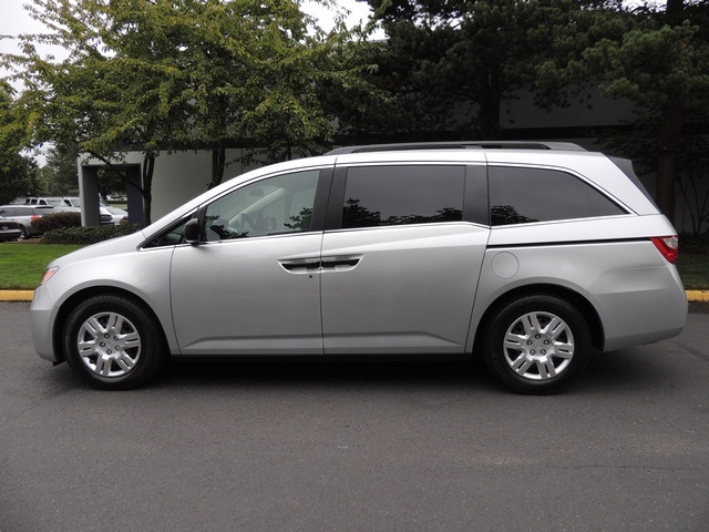 2011 Honda Odyssey LX Minivan / Captain Seats / 7-Passenger / 1-OWNER   - Photo 3 - Portland, OR 97217