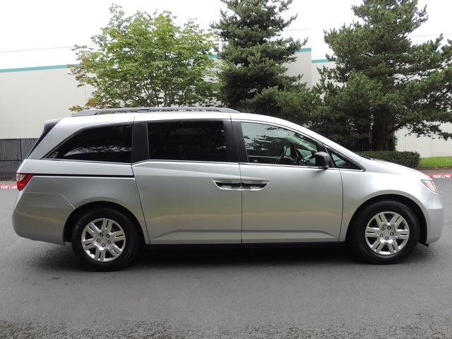 2011 Honda Odyssey LX Minivan / Captain Seats / 7-Passenger / 1-OWNER   - Photo 4 - Portland, OR 97217