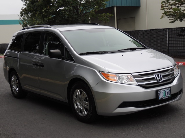 2011 Honda Odyssey LX Minivan / Captain Seats / 7-Passenger / 1-OWNER   - Photo 2 - Portland, OR 97217
