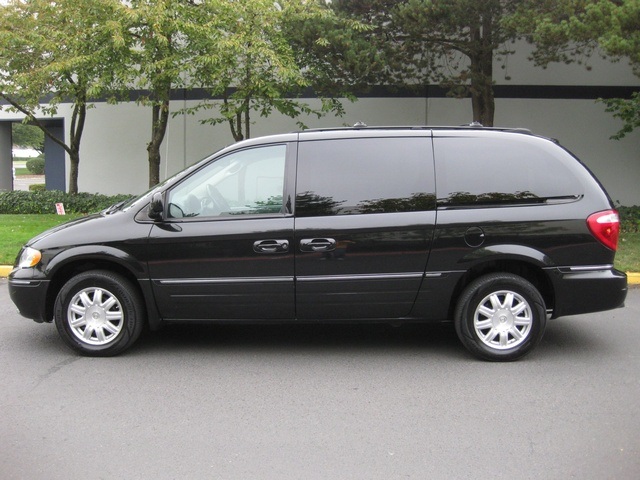 2005 Chrysler Town & Country Touring Edition/ Leather/DVD/ 1-OWNER   - Photo 2 - Portland, OR 97217