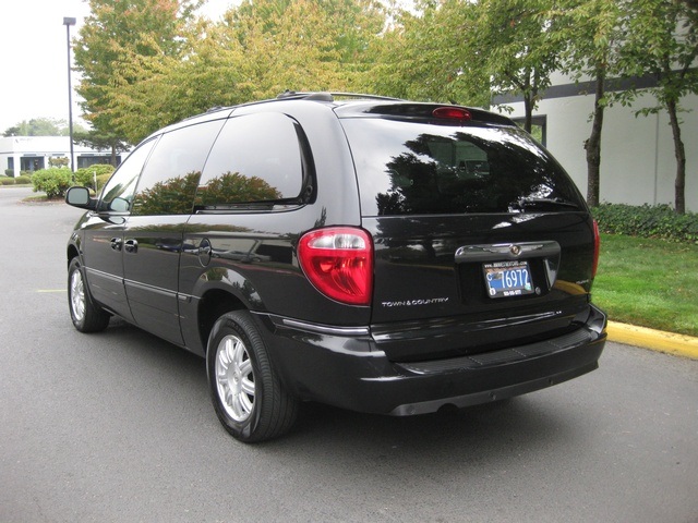 2005 Chrysler Town & Country Touring Edition/ Leather/DVD/ 1-OWNER   - Photo 3 - Portland, OR 97217
