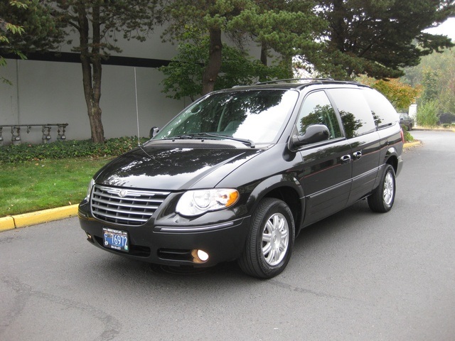 2005 Chrysler Town & Country Touring Edition/ Leather/DVD/ 1-OWNER   - Photo 1 - Portland, OR 97217
