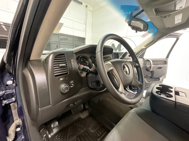 2012 Chevrolet Silverado 1500 LT Crew Cab 4X4 / 5.3L V8 / Fuel Wheels  / Excel Cond - Photo 15 - Gladstone, OR 97027