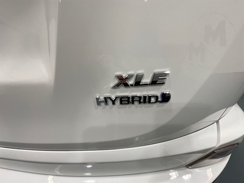 2017 Toyota RAV4 XLE AWD / 2.5L 4Cyl HYBRID / 1-OWNER LOCAL   - Photo 30 - Gladstone, OR 97027