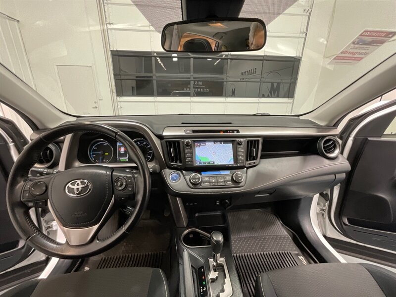 2017 Toyota RAV4 XLE AWD / 2.5L 4Cyl HYBRID / 1-OWNER LOCAL   - Photo 42 - Gladstone, OR 97027