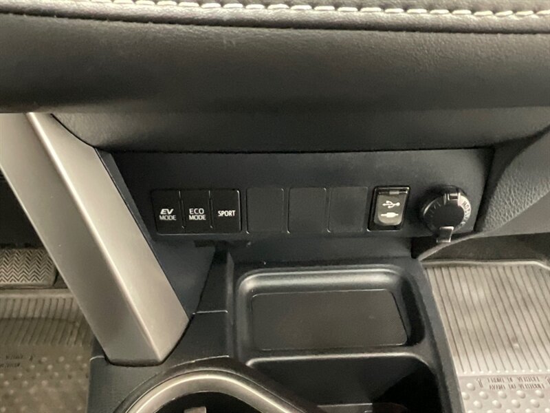 2017 Toyota RAV4 XLE AWD / 2.5L 4Cyl HYBRID / 1-OWNER LOCAL   - Photo 19 - Gladstone, OR 97027