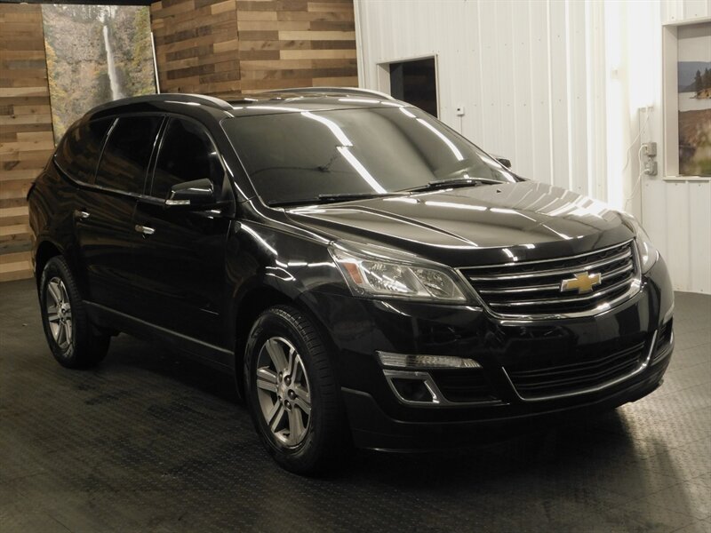 2016 Chevrolet Traverse LT Sport Utility AWD / Backup Cam / 3RD ROW SEAT   - Photo 2 - Gladstone, OR 97027