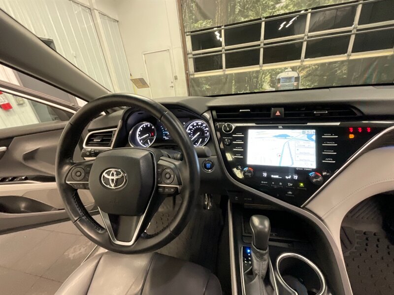 2018 Toyota Camry XLE V6 Premium / PANO MOONROOF  / 22,000 MILES  3.5L V6 / LOCAL OREGON CAR / Leather Heated Seats / PANORAMIC MOONROOF / Navigation & Backup Camera / CLEAN CLEAN - Photo 18 - Gladstone, OR 97027