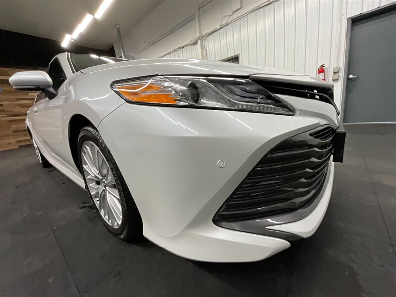 2018 Toyota Camry XLE V6 Premium / PANO MOONROOF  / 22,000 MILES  3.5L V6 / LOCAL OREGON CAR / Leather Heated Seats / PANORAMIC MOONROOF / Navigation & Backup Camera / CLEAN CLEAN - Photo 10 - Gladstone, OR 97027