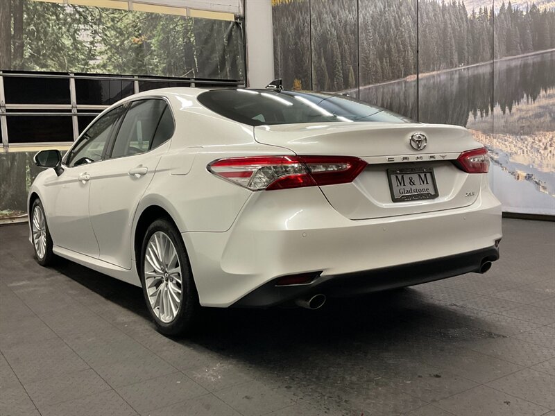 2018 Toyota Camry XLE V6 Premium / PANO MOONROOF  / 22,000 MILES  3.5L V6 / LOCAL OREGON CAR / Leather Heated Seats / PANORAMIC MOONROOF / Navigation & Backup Camera / CLEAN CLEAN - Photo 8 - Gladstone, OR 97027