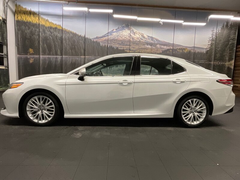 2018 Toyota Camry XLE V6 Premium / PANO MOONROOF  / 22,000 MILES  3.5L V6 / LOCAL OREGON CAR / Leather Heated Seats / PANORAMIC MOONROOF / Navigation & Backup Camera / CLEAN CLEAN - Photo 3 - Gladstone, OR 97027
