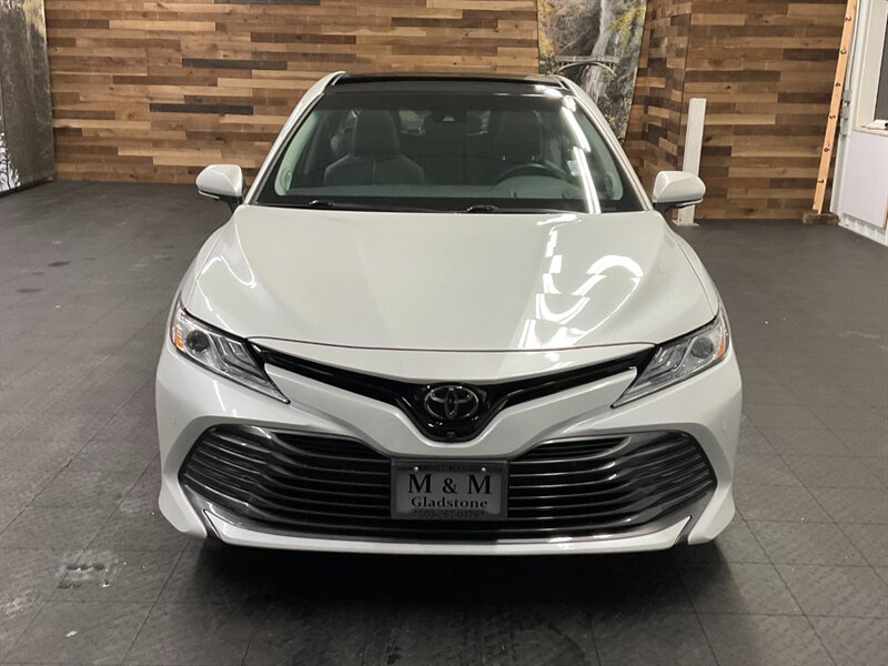 2018 Toyota Camry XLE V6 Premium / PANO MOONROOF  / 22,000 MILES  3.5L V6 / LOCAL OREGON CAR / Leather Heated Seats / PANORAMIC MOONROOF / Navigation & Backup Camera / CLEAN CLEAN - Photo 5 - Gladstone, OR 97027