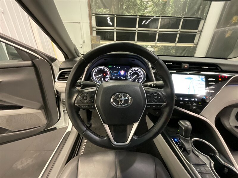 2018 Toyota Camry XLE V6 Premium / PANO MOONROOF  / 22,000 MILES  3.5L V6 / LOCAL OREGON CAR / Leather Heated Seats / PANORAMIC MOONROOF / Navigation & Backup Camera / CLEAN CLEAN - Photo 32 - Gladstone, OR 97027