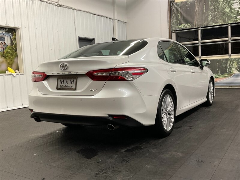 2018 Toyota Camry XLE V6 Premium / PANO MOONROOF  / 22,000 MILES  3.5L V6 / LOCAL OREGON CAR / Leather Heated Seats / PANORAMIC MOONROOF / Navigation & Backup Camera / CLEAN CLEAN - Photo 7 - Gladstone, OR 97027