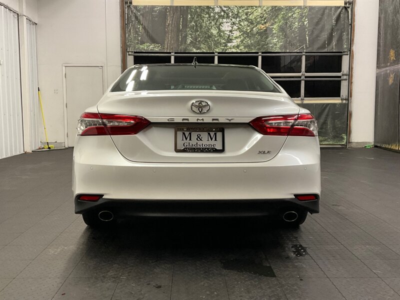 2018 Toyota Camry XLE V6 Premium / PANO MOONROOF  / 22,000 MILES  3.5L V6 / LOCAL OREGON CAR / Leather Heated Seats / PANORAMIC MOONROOF / Navigation & Backup Camera / CLEAN CLEAN - Photo 6 - Gladstone, OR 97027