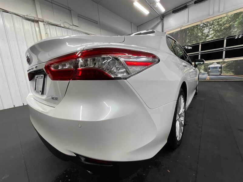 2018 Toyota Camry XLE V6 Premium / PANO MOONROOF  / 22,000 MILES  3.5L V6 / LOCAL OREGON CAR / Leather Heated Seats / PANORAMIC MOONROOF / Navigation & Backup Camera / CLEAN CLEAN - Photo 12 - Gladstone, OR 97027