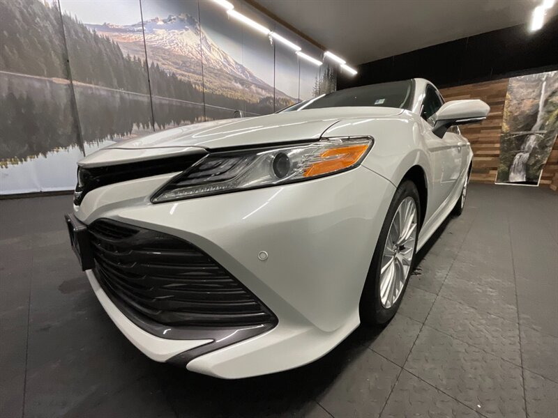2018 Toyota Camry XLE V6 Premium / PANO MOONROOF  / 22,000 MILES  3.5L V6 / LOCAL OREGON CAR / Leather Heated Seats / PANORAMIC MOONROOF / Navigation & Backup Camera / CLEAN CLEAN - Photo 9 - Gladstone, OR 97027
