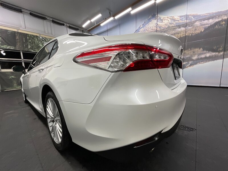 2018 Toyota Camry XLE V6 Premium / PANO MOONROOF  / 22,000 MILES  3.5L V6 / LOCAL OREGON CAR / Leather Heated Seats / PANORAMIC MOONROOF / Navigation & Backup Camera / CLEAN CLEAN - Photo 11 - Gladstone, OR 97027