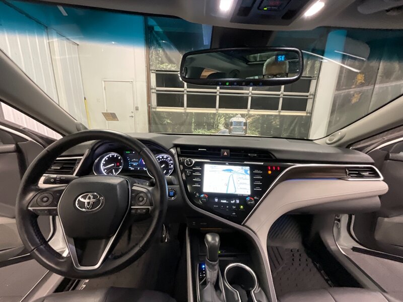 2018 Toyota Camry XLE V6 Premium / PANO MOONROOF  / 22,000 MILES  3.5L V6 / LOCAL OREGON CAR / Leather Heated Seats / PANORAMIC MOONROOF / Navigation & Backup Camera / CLEAN CLEAN - Photo 33 - Gladstone, OR 97027