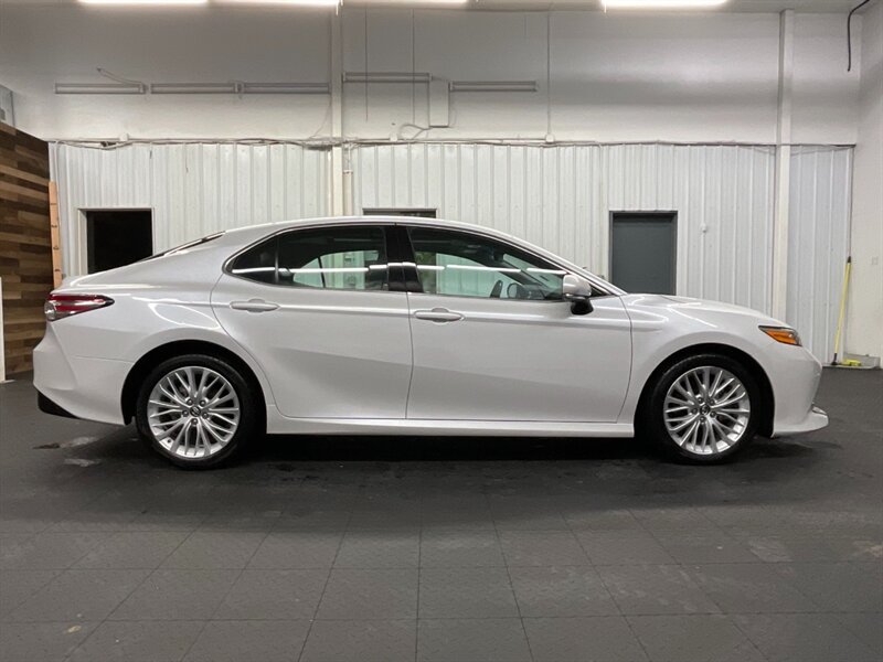 2018 Toyota Camry XLE V6 Premium / PANO MOONROOF  / 22,000 MILES  3.5L V6 / LOCAL OREGON CAR / Leather Heated Seats / PANORAMIC MOONROOF / Navigation & Backup Camera / CLEAN CLEAN - Photo 4 - Gladstone, OR 97027
