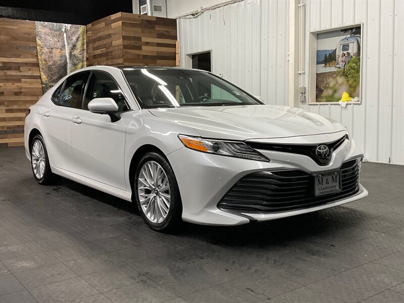 2018 Toyota Camry XLE V6 Premium / PANO MOONROOF  / 22,000 MILES  3.5L V6 / LOCAL OREGON CAR / Leather Heated Seats / PANORAMIC MOONROOF / Navigation & Backup Camera / CLEAN CLEAN - Photo 2 - Gladstone, OR 97027