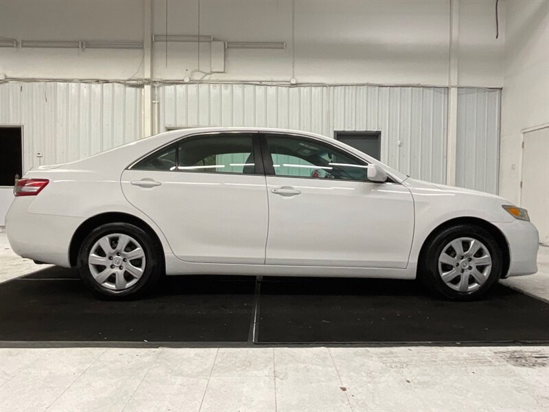 2011 Toyota Camry LE Sedan 4Dr  / 2.5L 4Cyl / 102,000 MILES   - Photo 4 - Gladstone, OR 97027